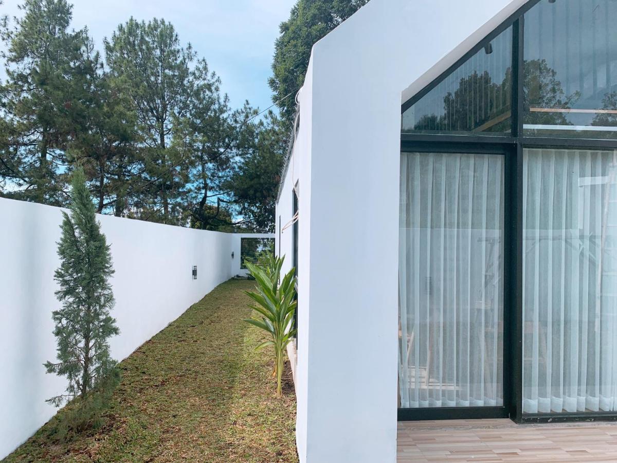 Casa De Gaudi Lembang Villa Exterior foto
